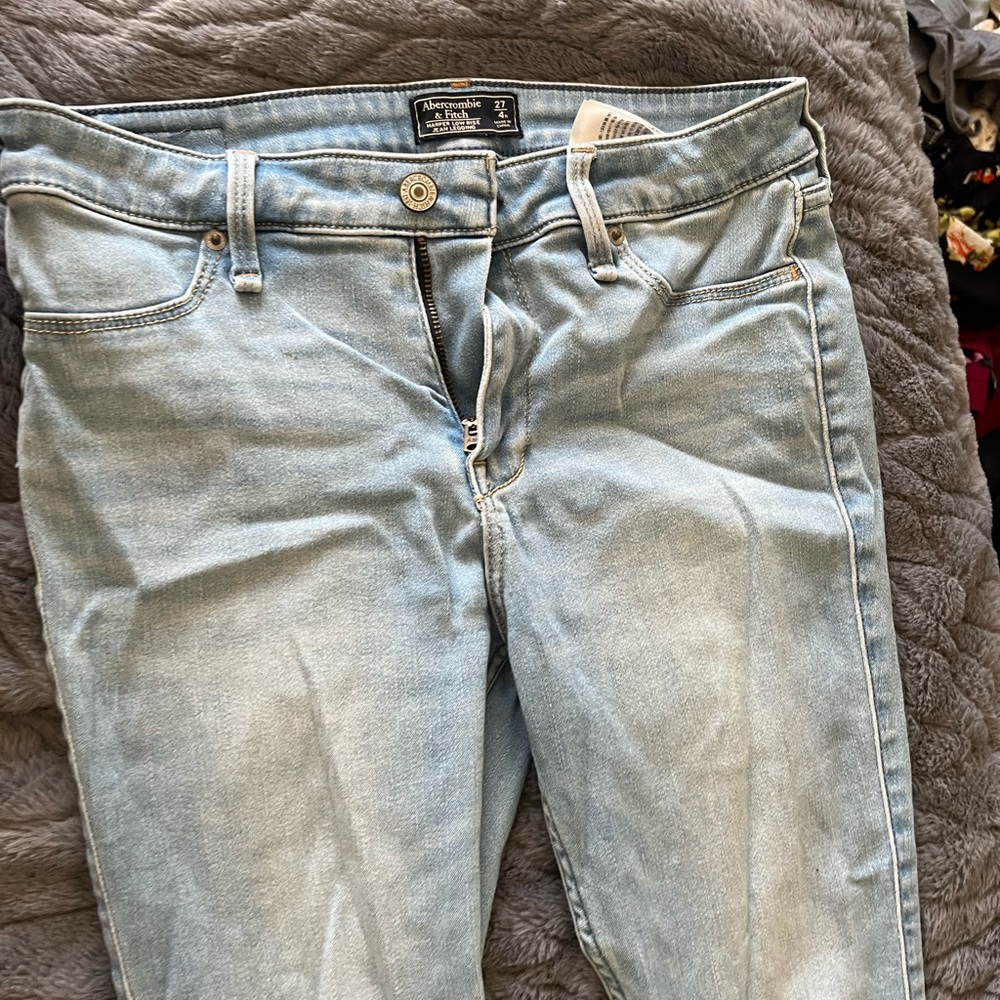 Abercrombie and Fitch Harper low rise jeans legging 27/4R. Light blue denim